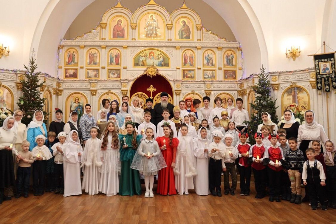 Учащиеся воскресной школы порадовали прихожан храма поселка Угловое Рождественским концертом