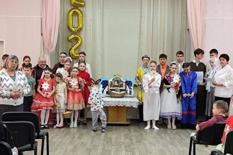 Ученики воскресной школы храма с. Спасское подарили Рождественский праздник воспитанникам детского дома