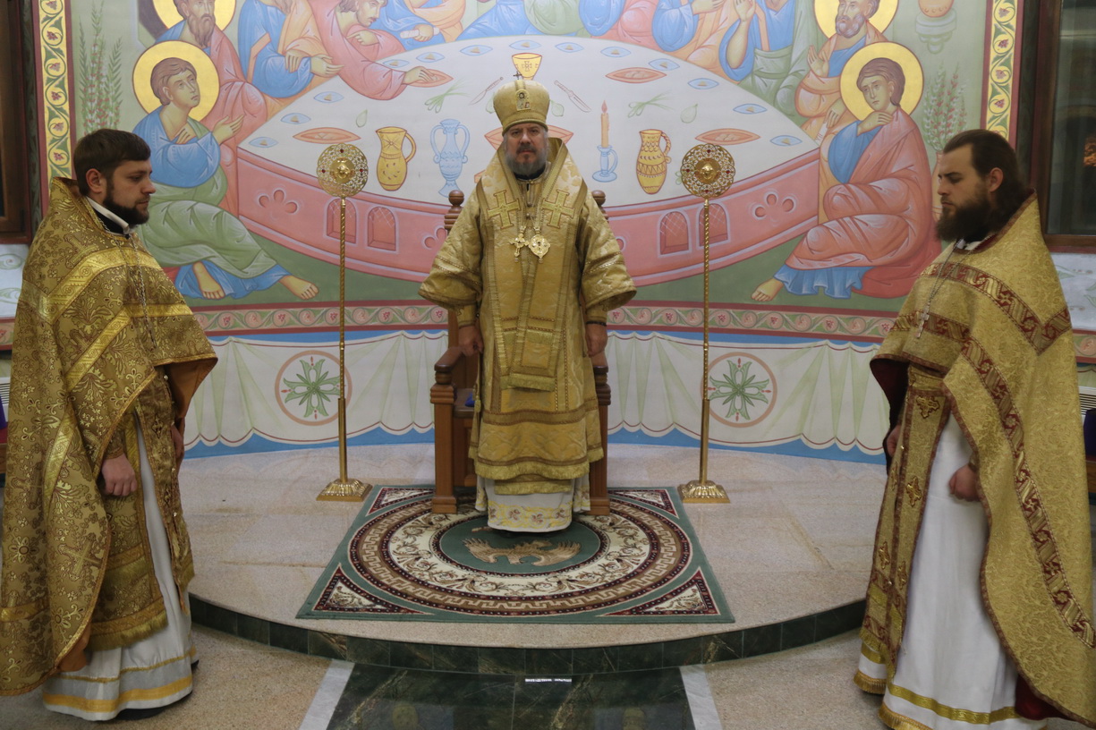 В ночь с 31 декабря на 1 января в Казанском Кафедральном соборе г. Находки епископ Находкинский и Преображенский Николай возглавил Божественную литургию.