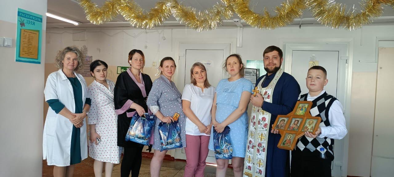 Пациенток МУЗ "Городской Родильный Дом" г. Находка поздравили с Рождеством Христовым.