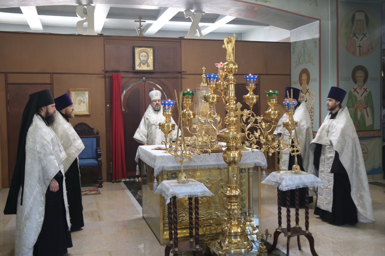 Епископ Находкинский и Преображенский Николай возглавил всенощное бдение в Казанском соборе.