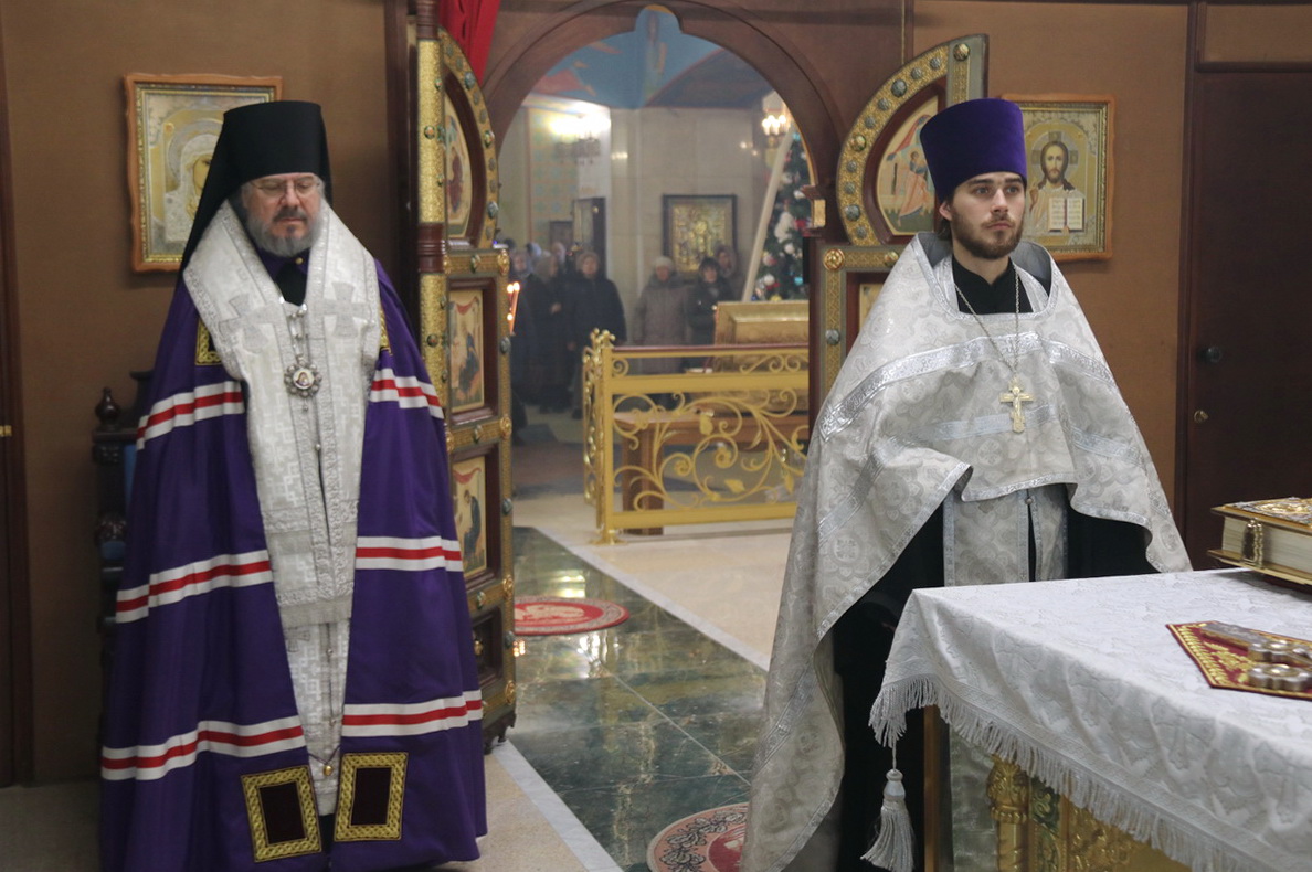 Епископ Николай возглавил Рождественское вечернее богослужение.