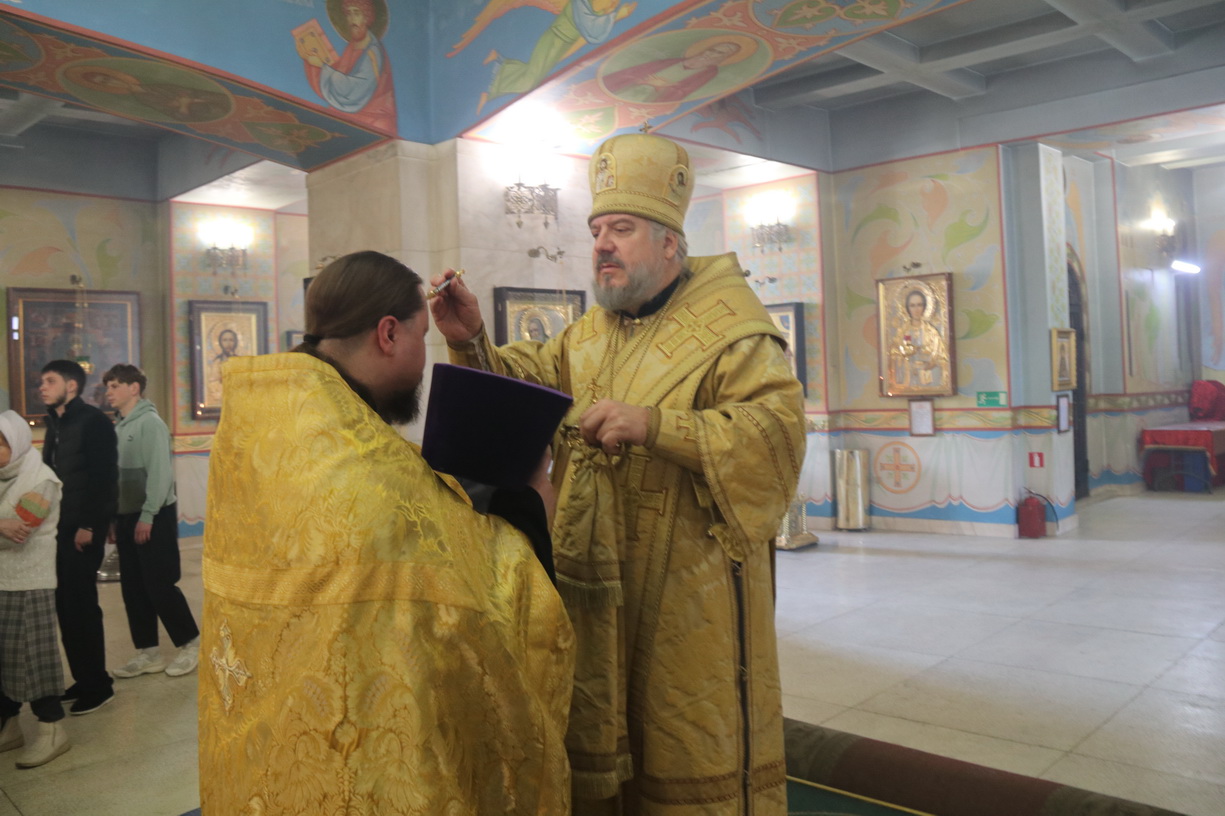 Епископ Находкинский и Преображенский Николай возглавил всенощное бдение в Казанском соборе.