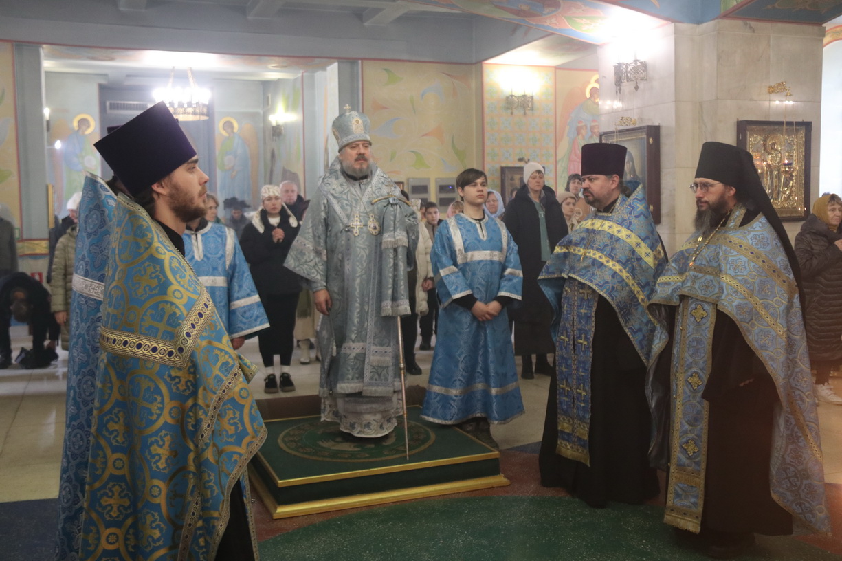 В канун праздника Сретения Господня епископ Николай возглавил Всенощное бдение.