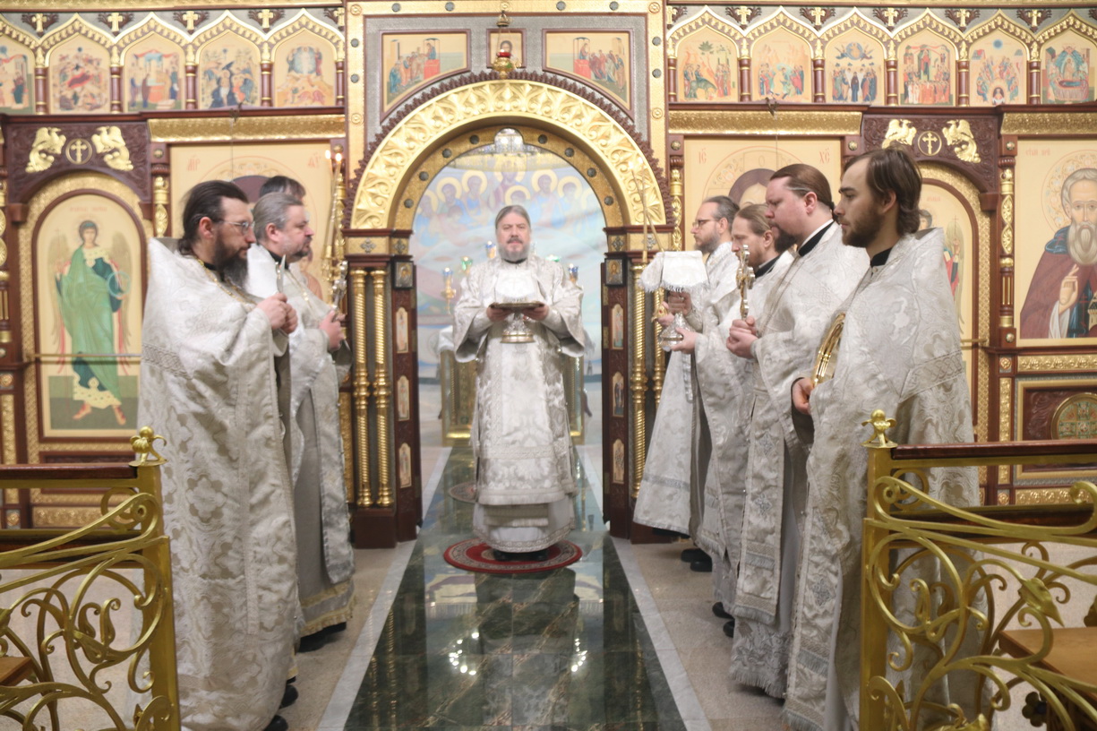 Во Вселенскую родительскую субботу епископ Николай возглавил Божественную литургию в Кафедральном соборе г. Находки.