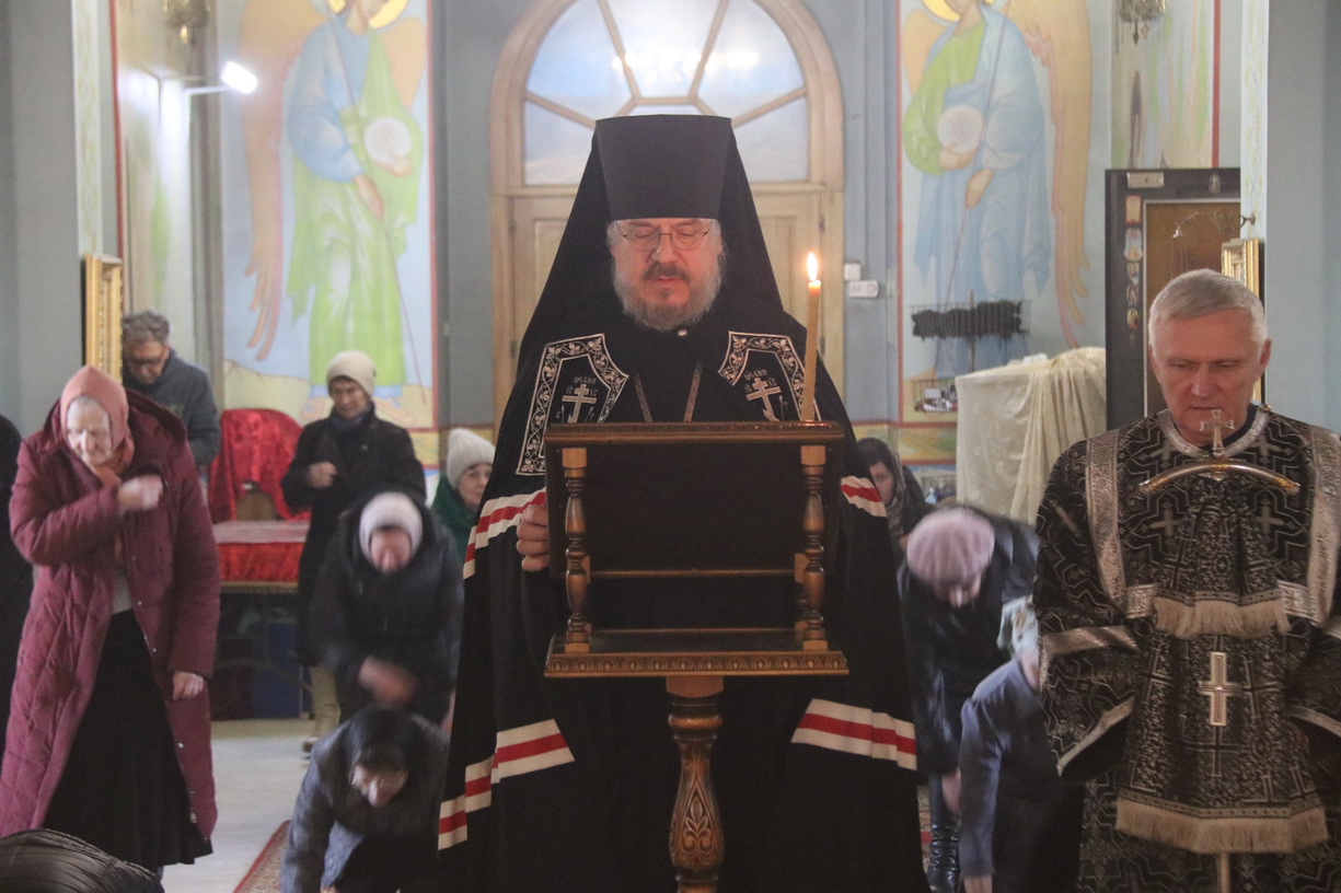 В среду первой седмицы Великого поста епископ Находкинский и Преображенский Николай совершил повечерие с чтением Великого покаянного канона прп. Андрея Критского в Казанском соборе г. Находки.