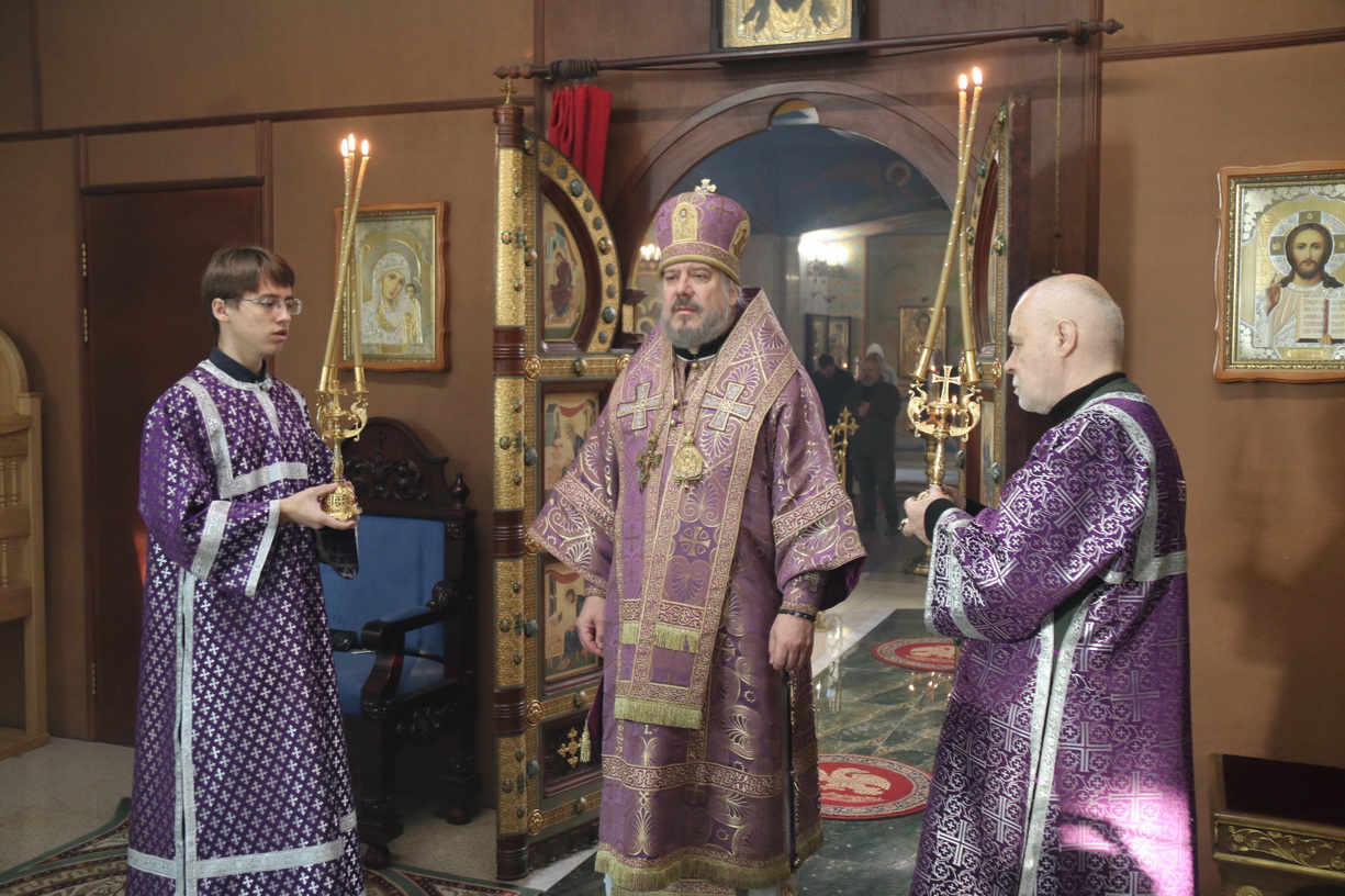 Епископ Находкинский и Преображенский Николай совершил Божественную литургию в Казанском Кафедральном соборе г. Находки.