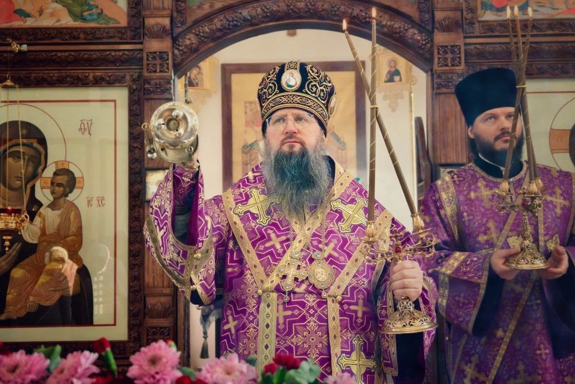 В храме поселка Кипарисово состоялось архиерейское богослужение в Крестопоклонную неделю