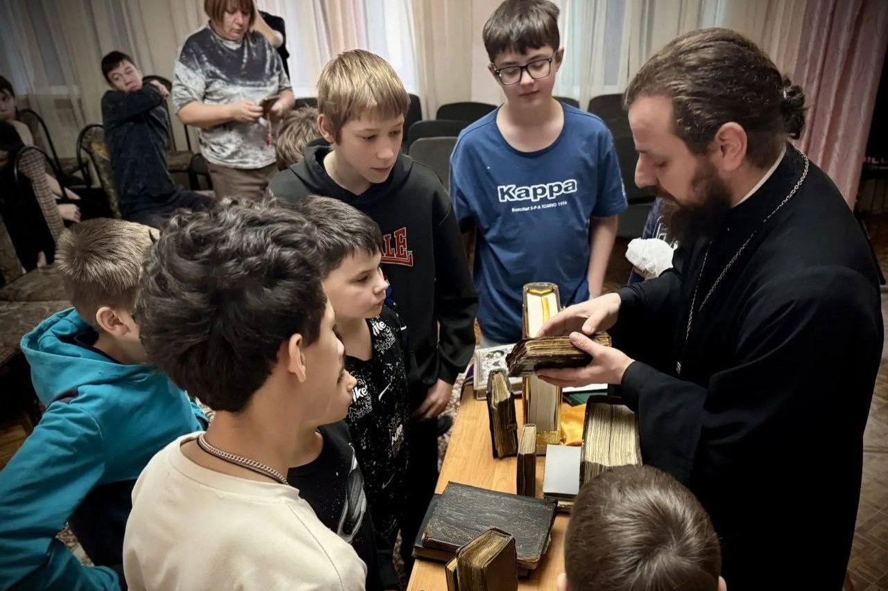 Иерей Владимир Ковальчук посетил Комплексный центр помощи семье и детям «Маяк» в рамках Дня православной книги