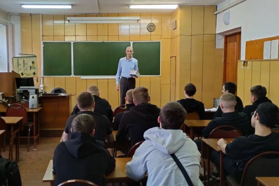 В канун Дня православной книги в Дальневосточном техническом колледже прошла встреча с помощником настоятеля храма с. Михайловка