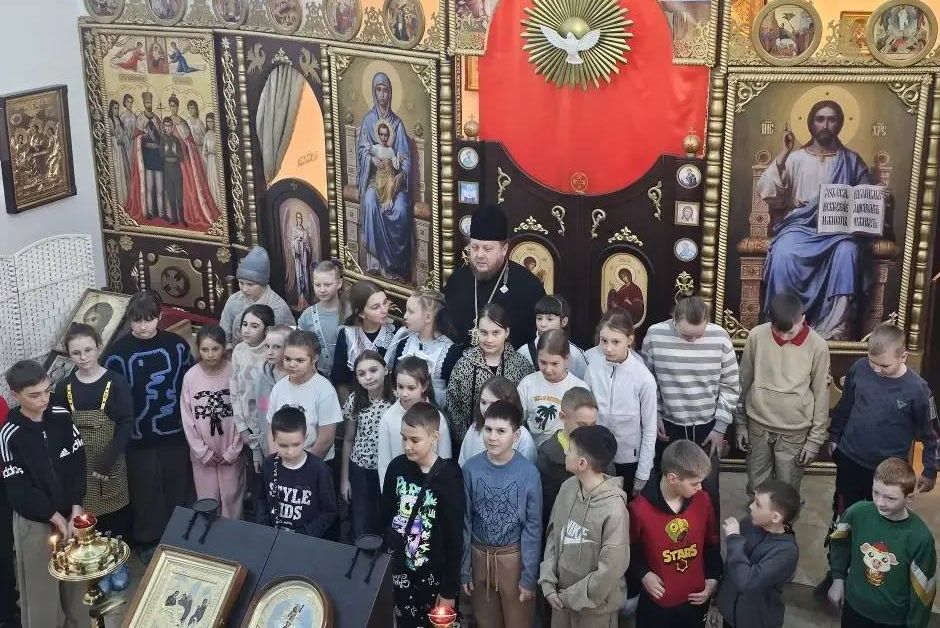 Экскурсия для младшеклассников прошла в храме Рождества Пресвятой Богородицы села Хороль