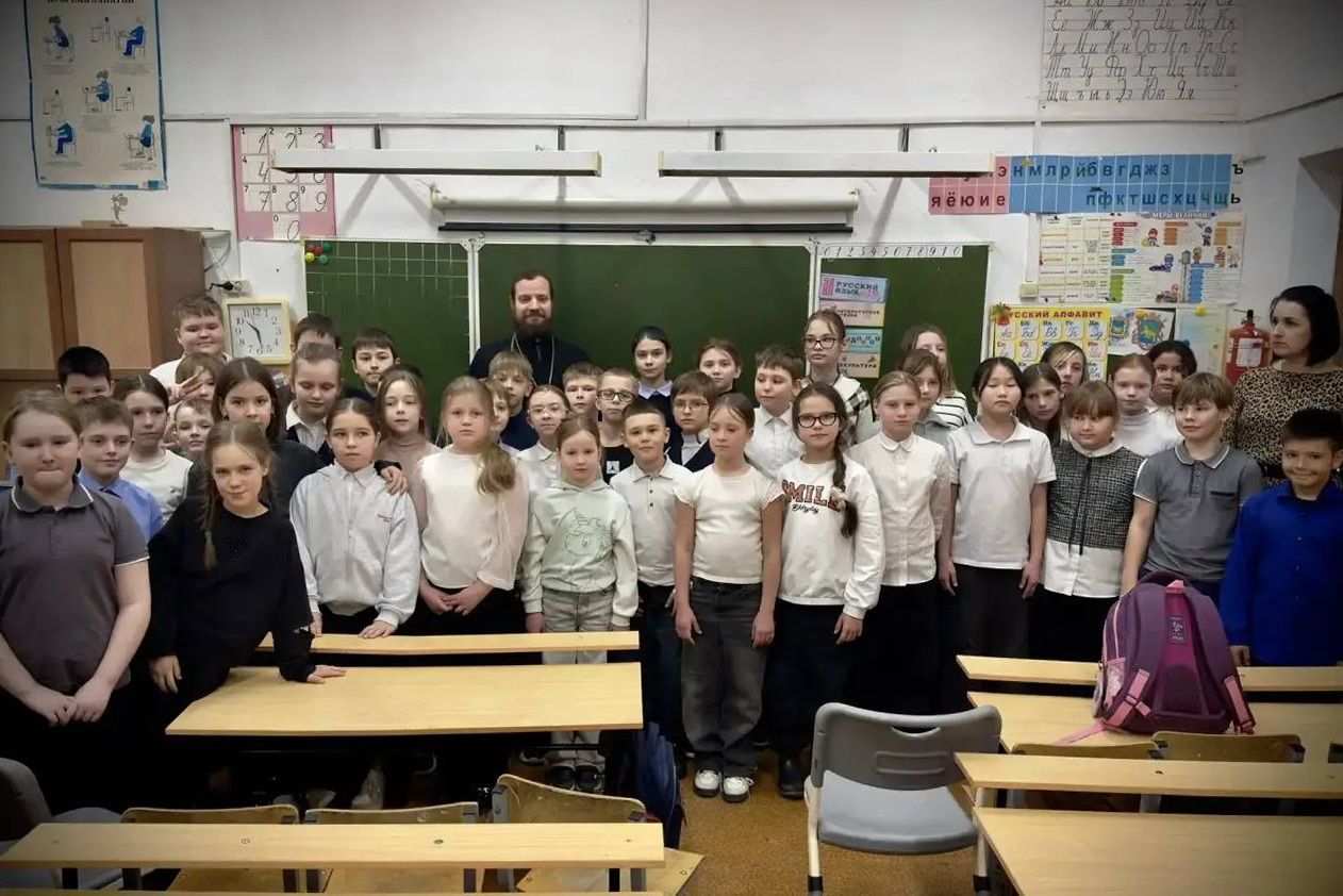 Иерей Владимир Ковальчук провел урок духовности для учеников школы № 44