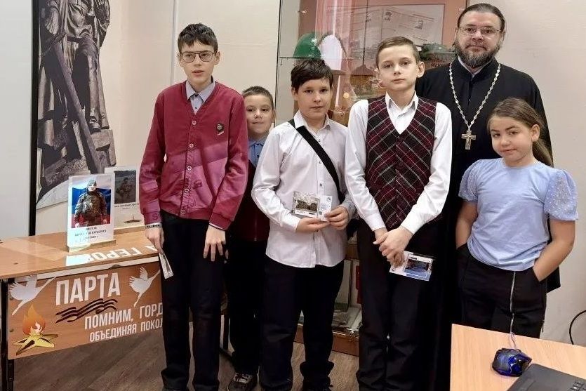 Протоиерей Даниил Нефедьев провел тематический урок по истории Крыма для юнармейцев 32-й школы