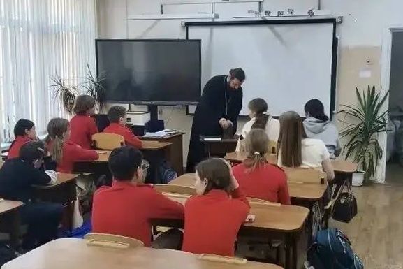 В школе № 53 г. Владивостока состоялась встреча учащихся с иереем Владимиром Ковальчуком