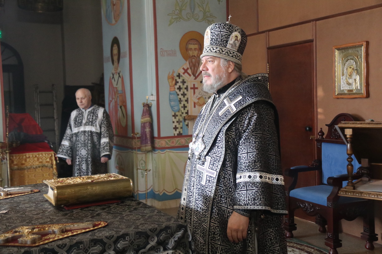 Епископ Находкинский и Преображенский Николай возглавил Литургию Преждеосвященных Даров в Казанском соборе г. Находки.