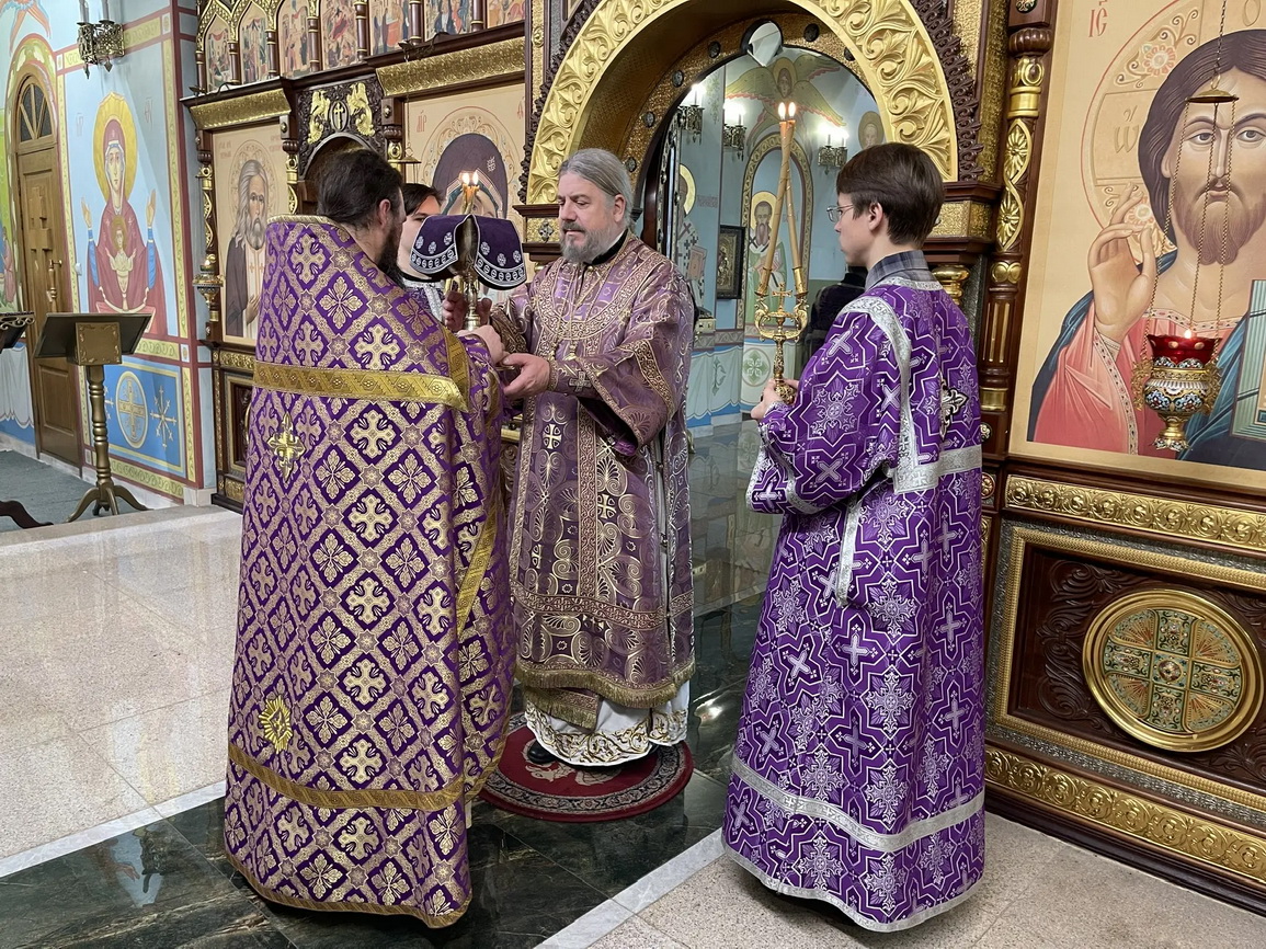В неделю Крестопоклонную, епископ Николай возглавилил Божественную литургию в Кафедральном Казанском соборе г. Находки.