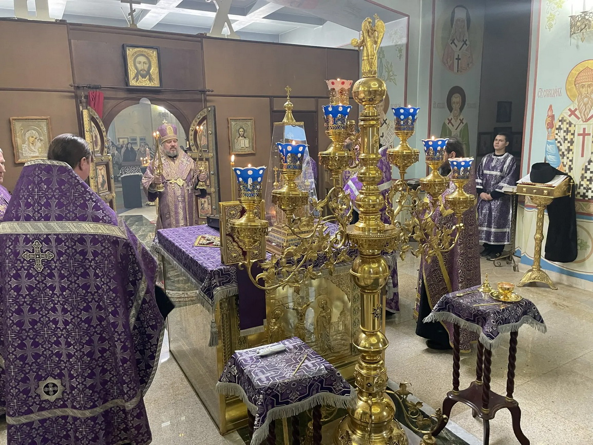 В канун Крестопоклонной недели епископ Николай возглавил всенощное бдение с чином выноса Креста в Казанском соборе г. Находки.