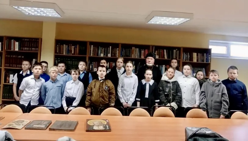 Младшие школьники посетили храмовую библиотеку в поселке Дунай.