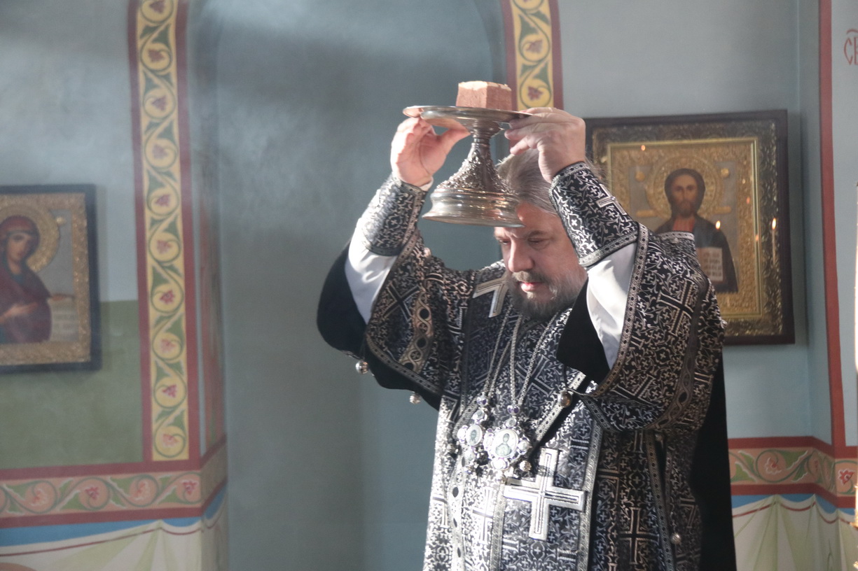 Епископ Николай совершил Литургию Преждеосвященных Даров.