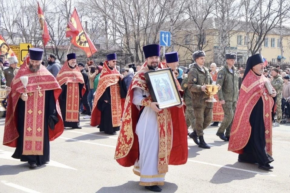 Пасхальный крестный ход в Уссурийске: три километра в молитвенном единении