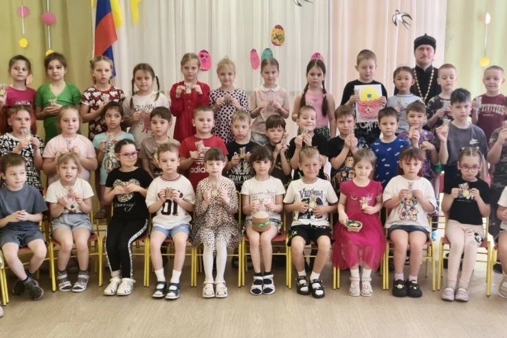 Дошколята Уссурийска поздравили иерея Павла Моисеева с Пасхой Христовой