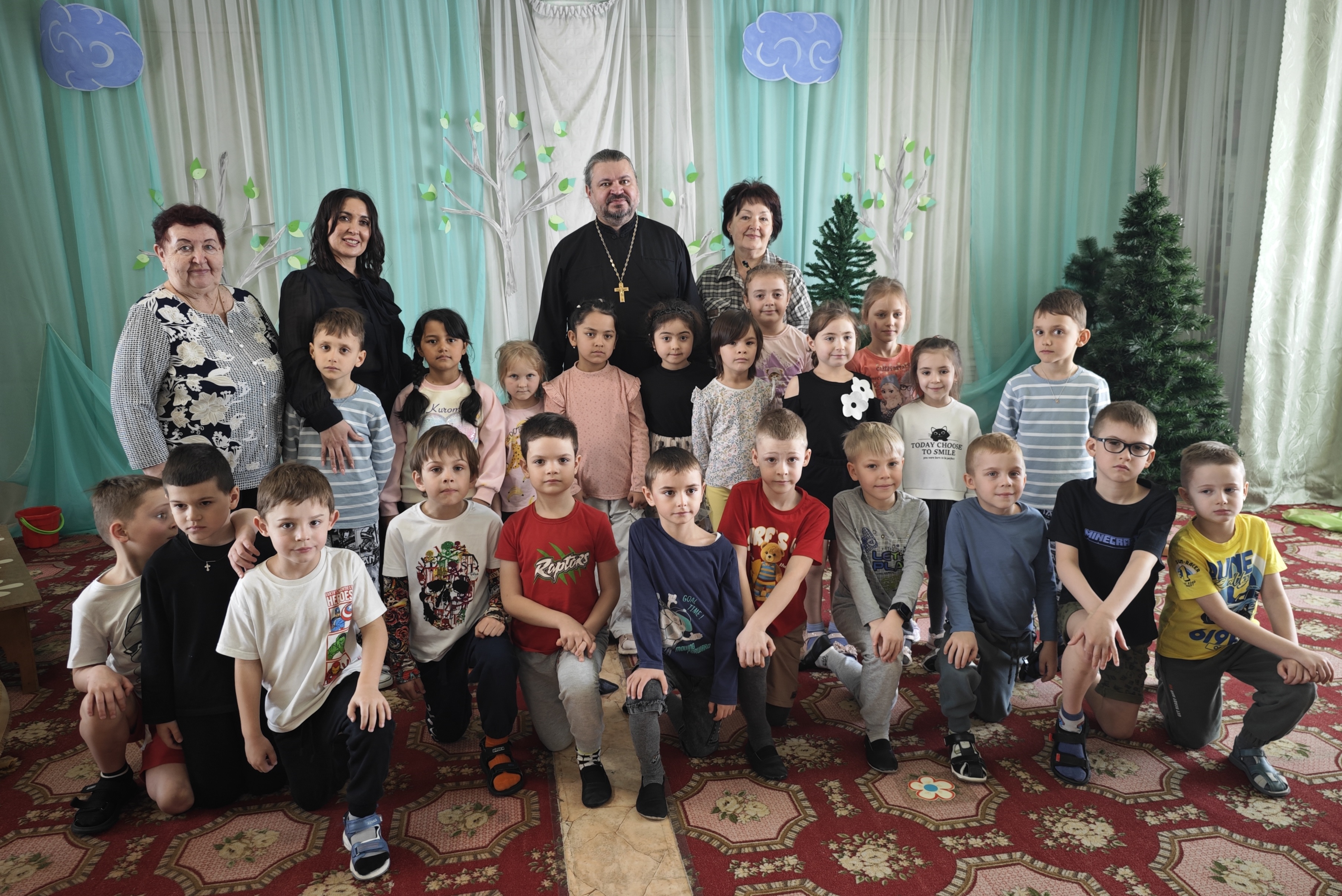 Беседа священника о Пасхе в детском саду.