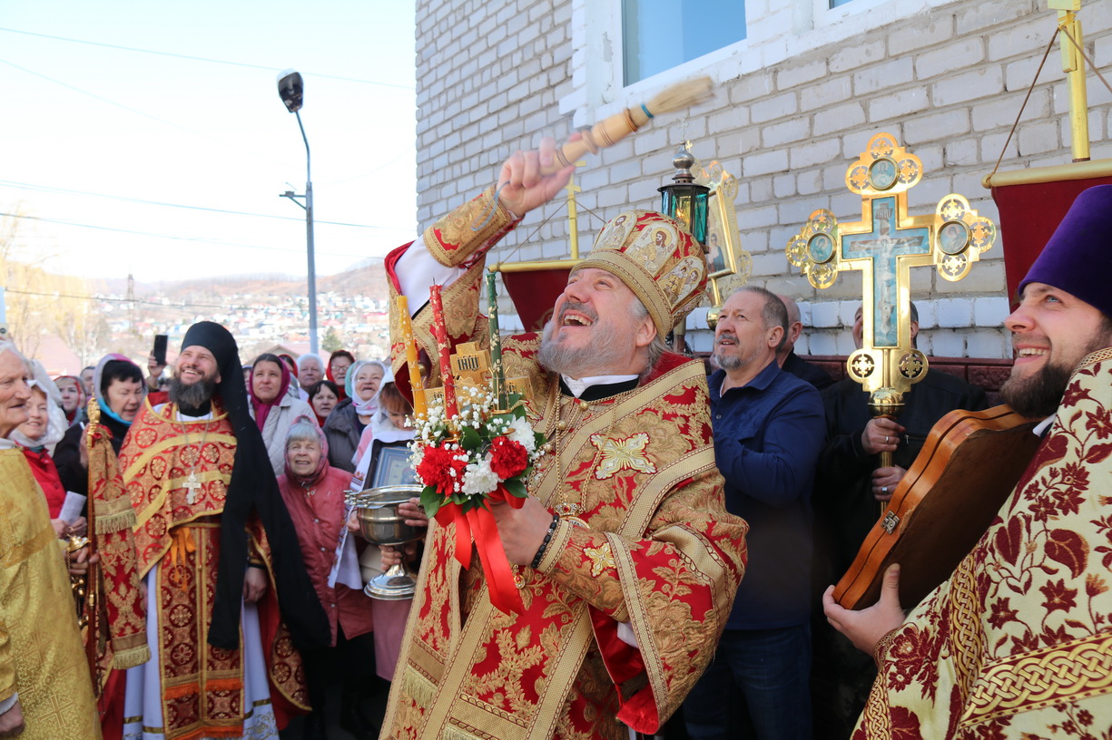 В Светлый понедельник епископ Находкинский и Преображенский Николай совершил Божественную литургию в храме в честь Рождества Христова г. Находки.