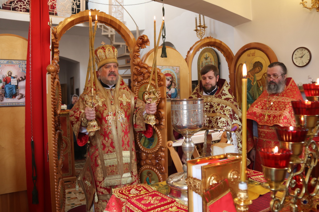 В Светлый четверг епископ Находкинский и Преображенский Николай совершил Божественную литургию в храме в честь Вокресения Христова с. Бровничи.