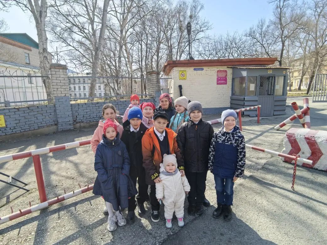 Пасхальную радость принесли раненым бойцам в военный госпиталь юные прихожане Храмов г. Фокино и г. Большой Камень.