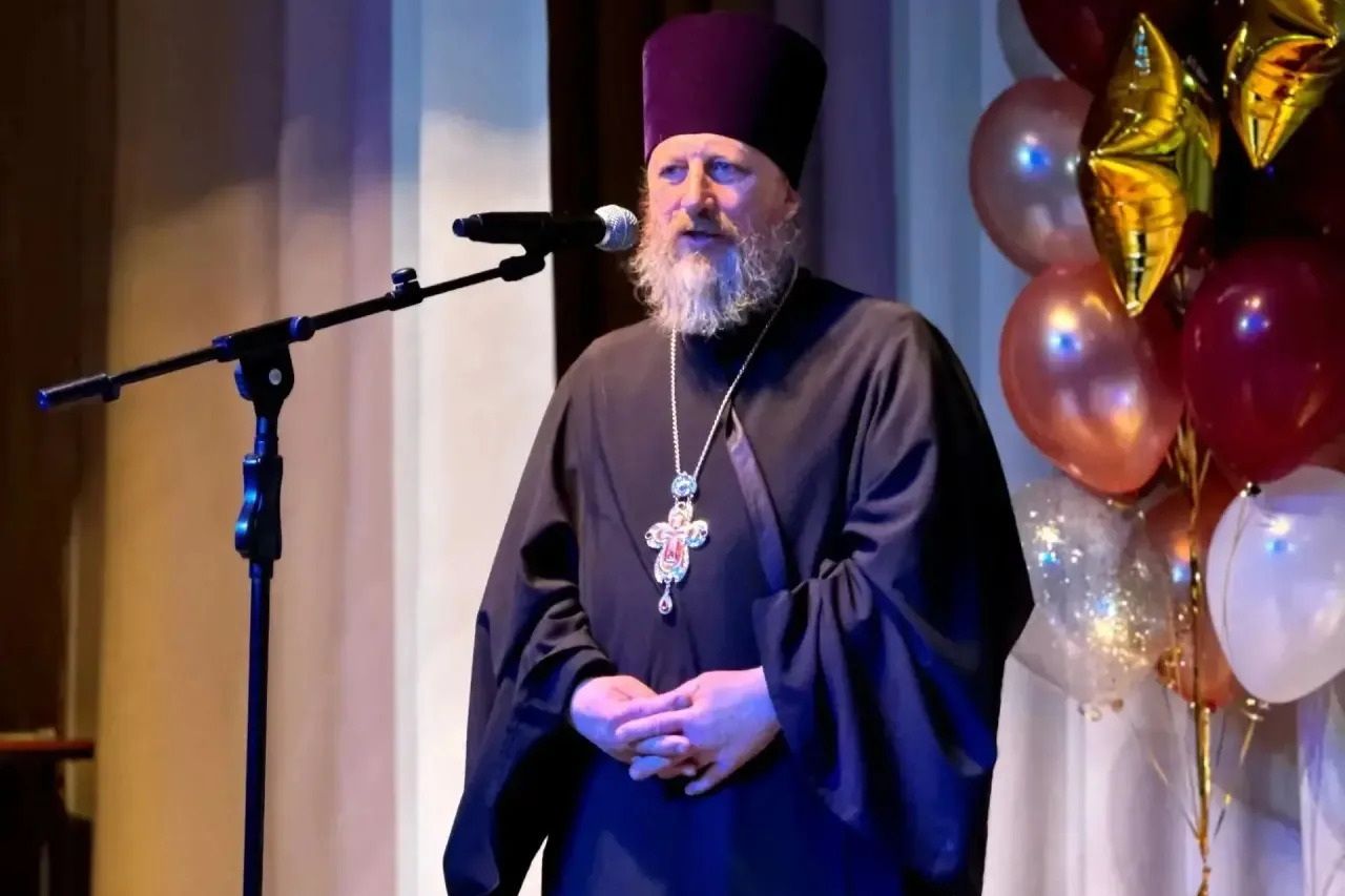Протоиерей Андрей Метелёв поздравил школу-интернат для глухих с вековым юбилеем