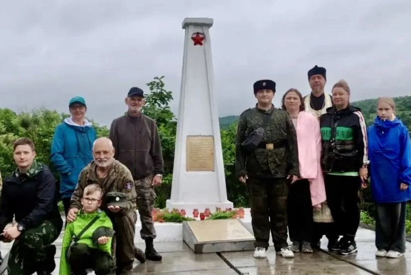 В память о павших героях: прихожане Рождественского храма совершили марш-бросок к месту захоронения воинов на Хасанской земле
