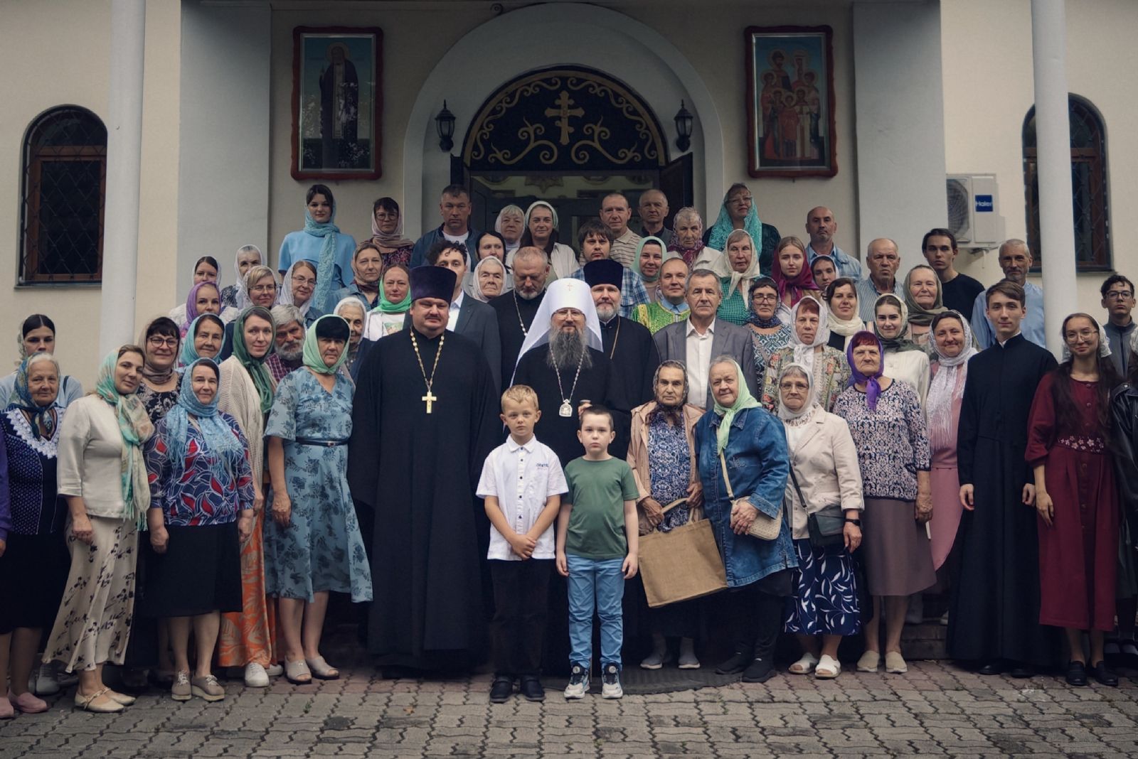 Всенощное бдение престольного праздника Свято-Серафимовского храма г. Уссурийска совершил глава митрополии