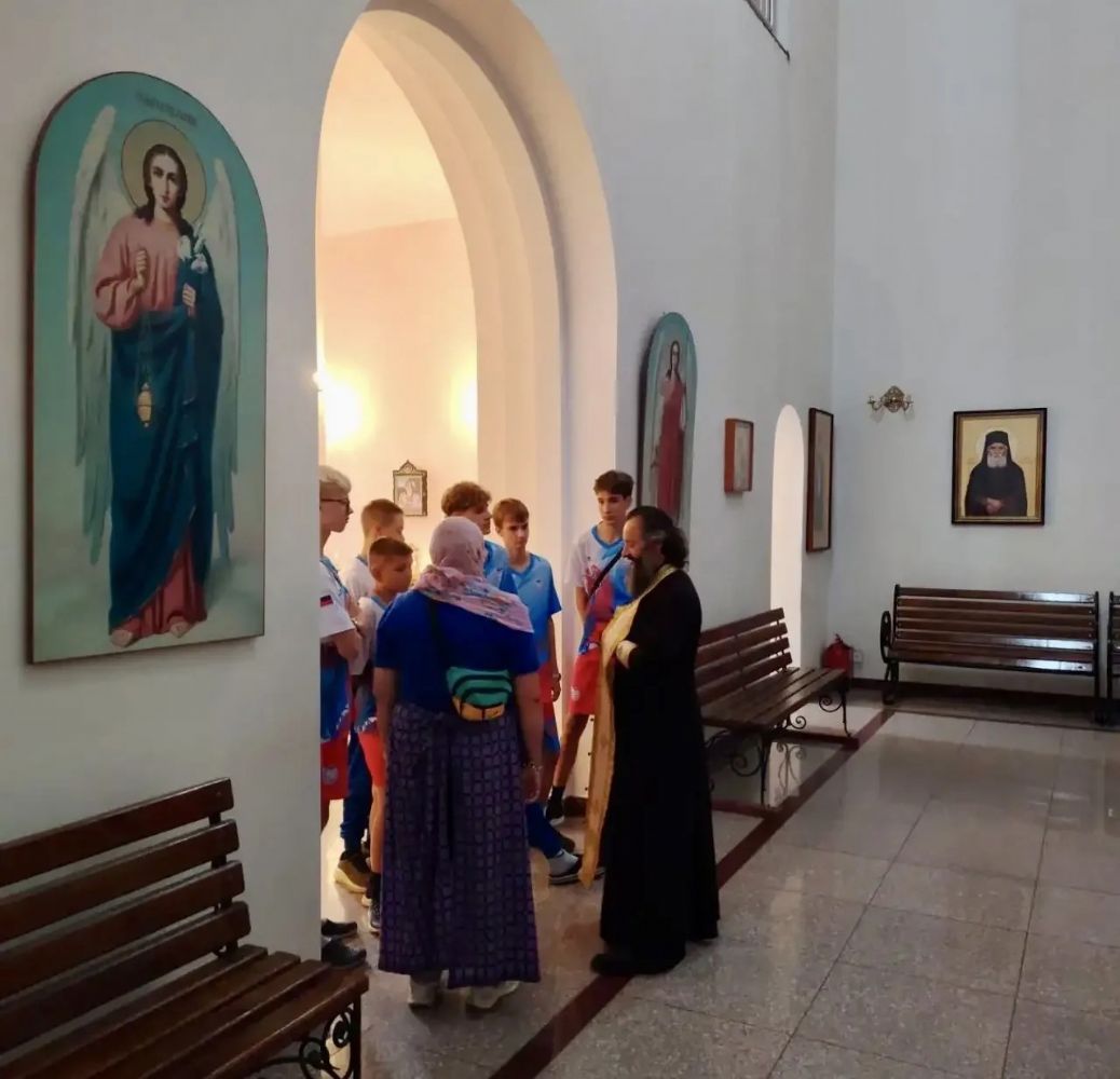 Новосибирские спортсмены посетили храм п. Трудовое и получили в дар икону Николая Чудотворца