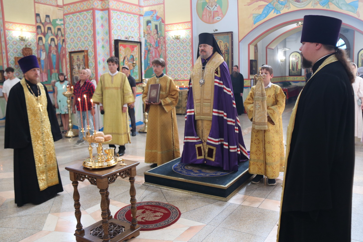 В канун праздника великомученика и целителя Пантелеимона епископ Николай совершил всенощное бдение в Казанском Кафедральном соборе.