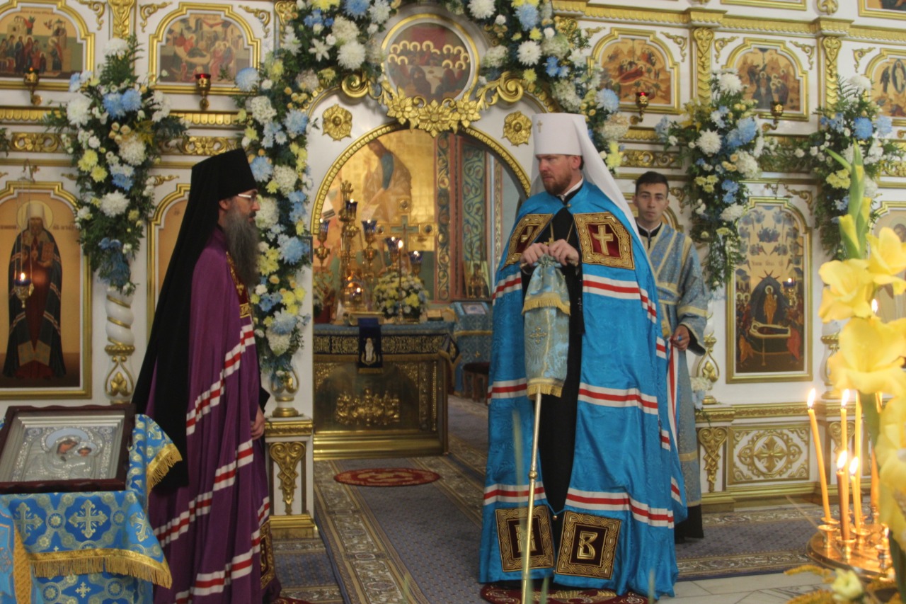 В праздник Успения Пресвятой Богородицы глава Приморской митрополии совершил литургию в Успенском храме